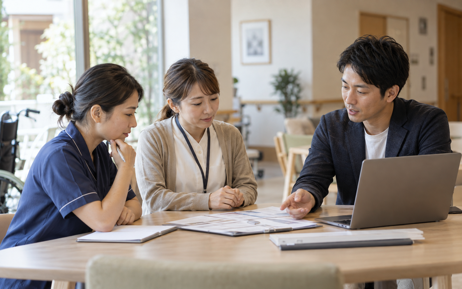 福祉施設の業務改善について資料を確認しながら話し合うチーム